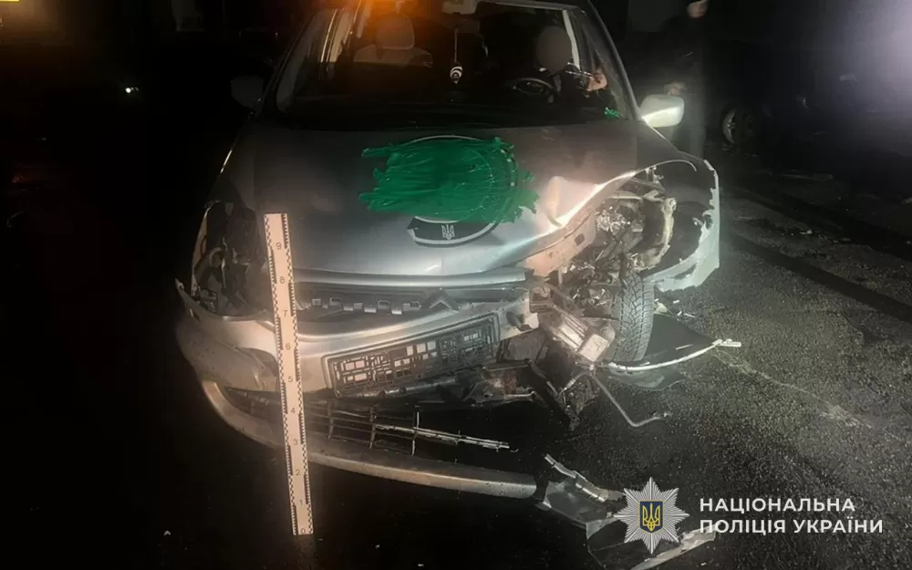 У Тернополі Citroen виїхав на зустрічну і зіткнувся з Chevrolet: є потерпілі