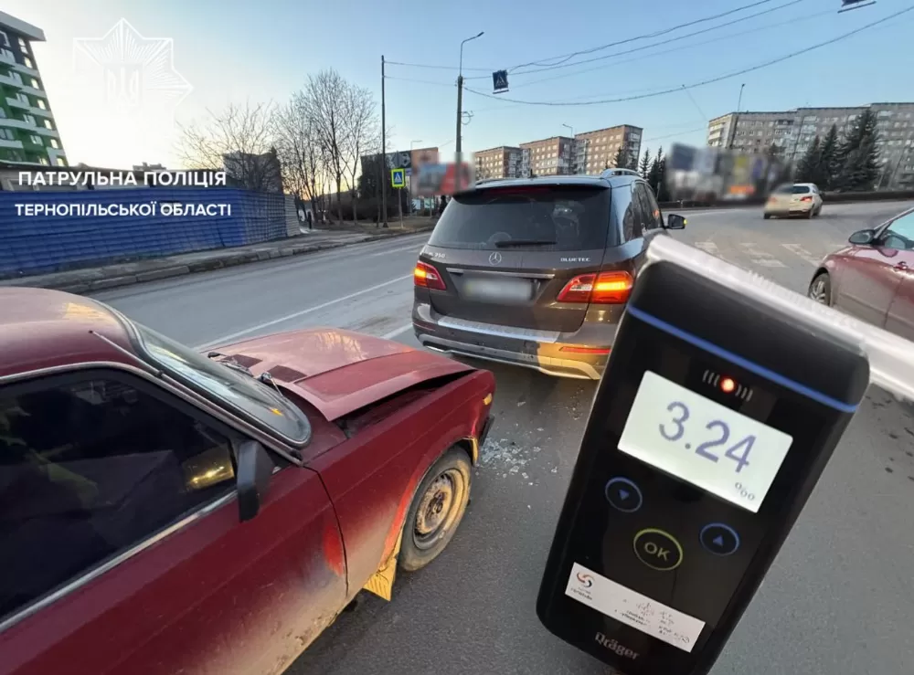 У Тернополі водій із 3,24 проміле в’їхав у Mercedes і показав фальшиве посвідчення