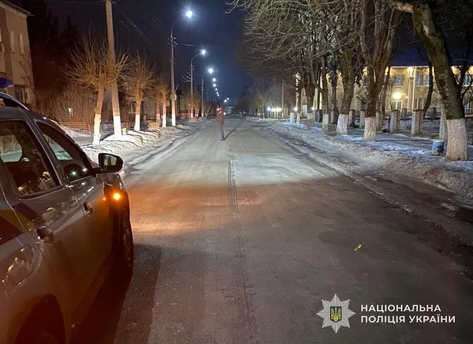 На Тернопільщині водій на Audi збив підлітка на дорозі, який оглядав автомобіль