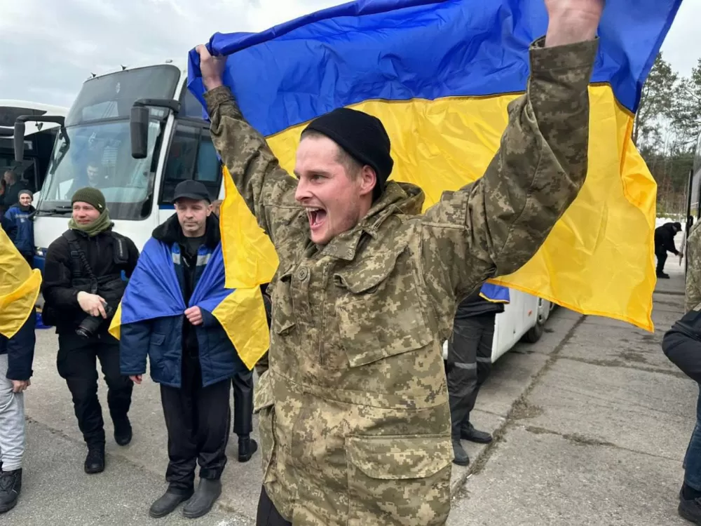 Ще 300 українців повернулося додому з російського полону