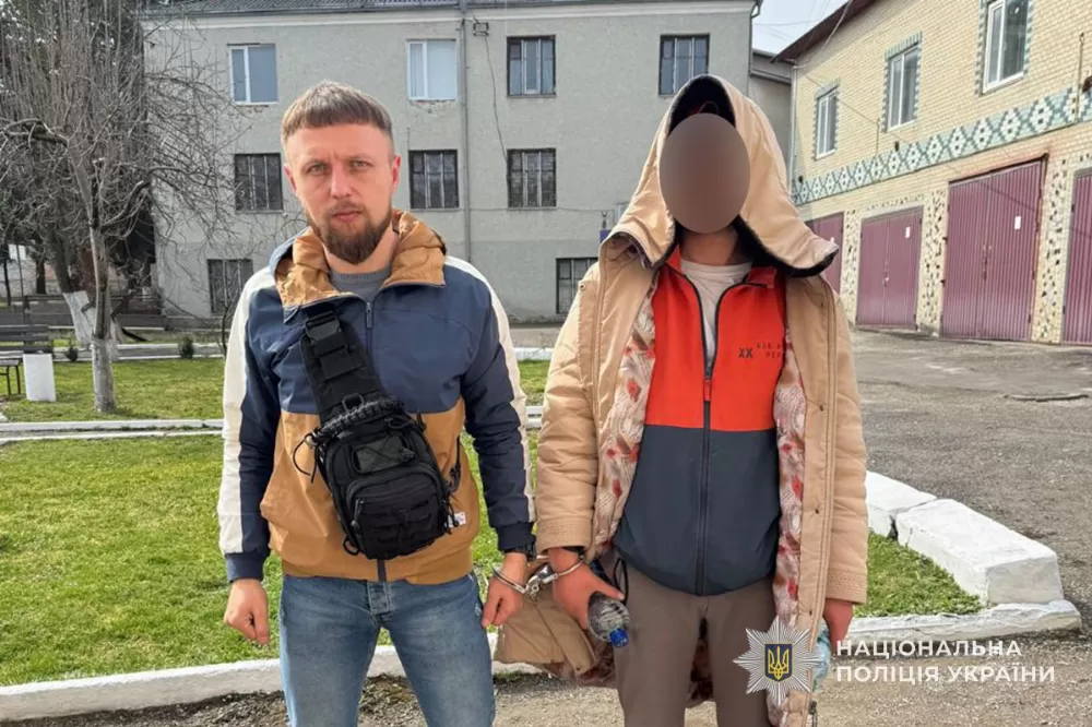 На Тернопільщині дитина побачила, як чоловік вилазив через розбите вікно з ювелірного магазину