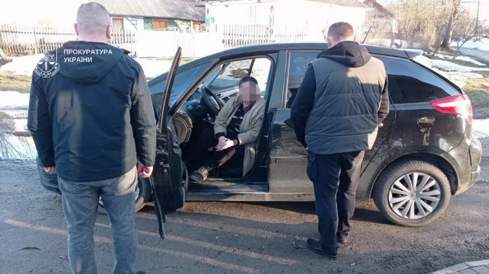 На Тернопільщині жінка за 3000 доларів обіцяла «вирішити питання» в системі «Оберіг»