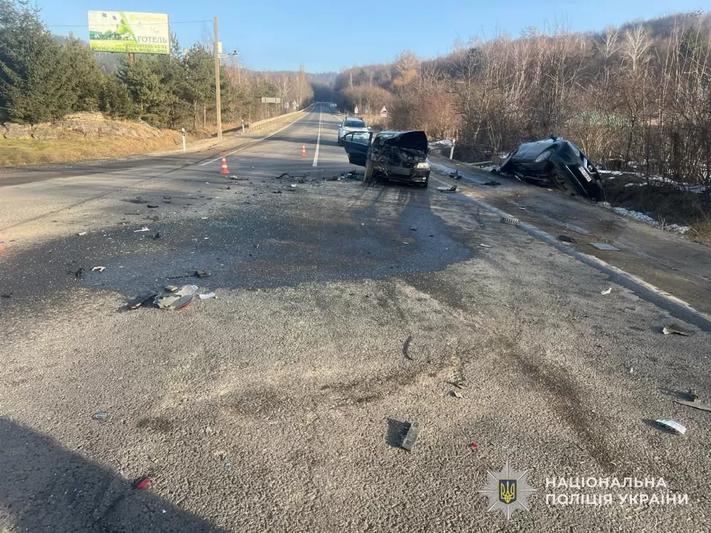 На Кременеччині зітнулися три авто, є потерпілі