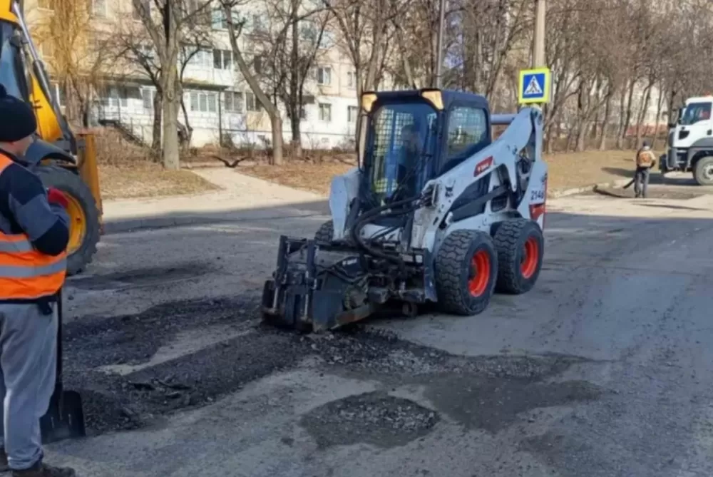 У Тернополі уже роблять ямковий ремонт доріг з використанням гарячого асфальту