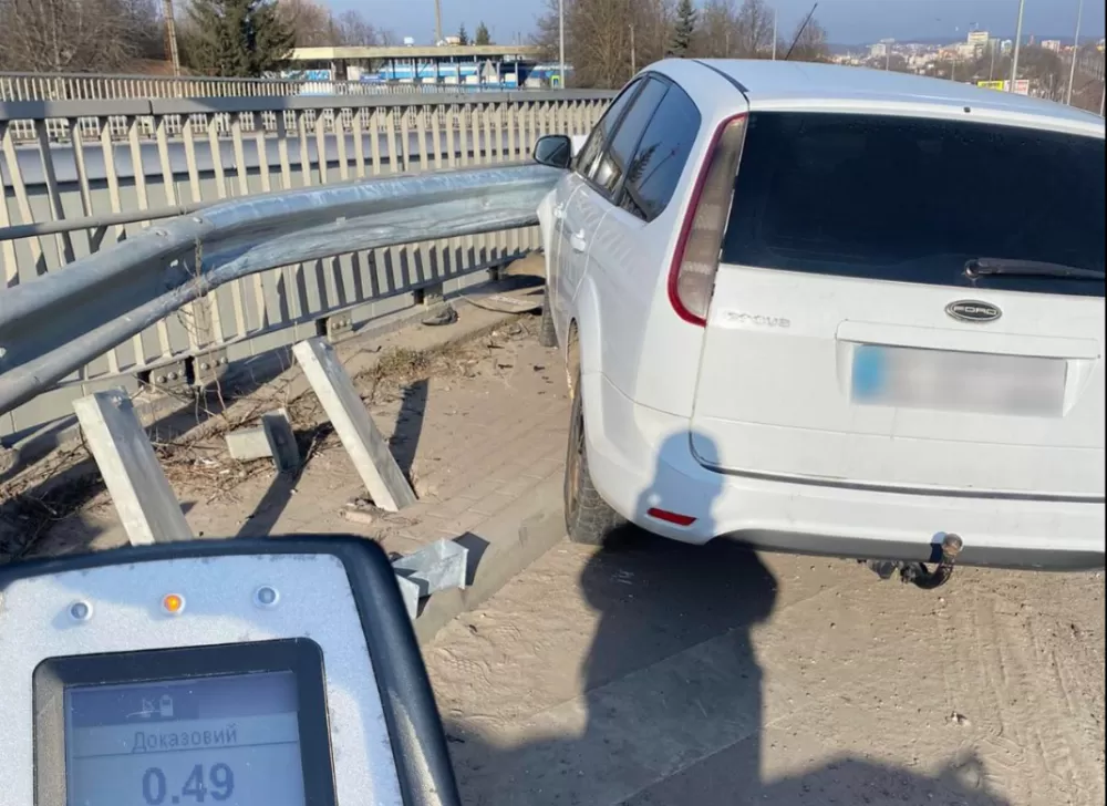 У Тернополі п'яний водій на мості в'їхав у відбійник