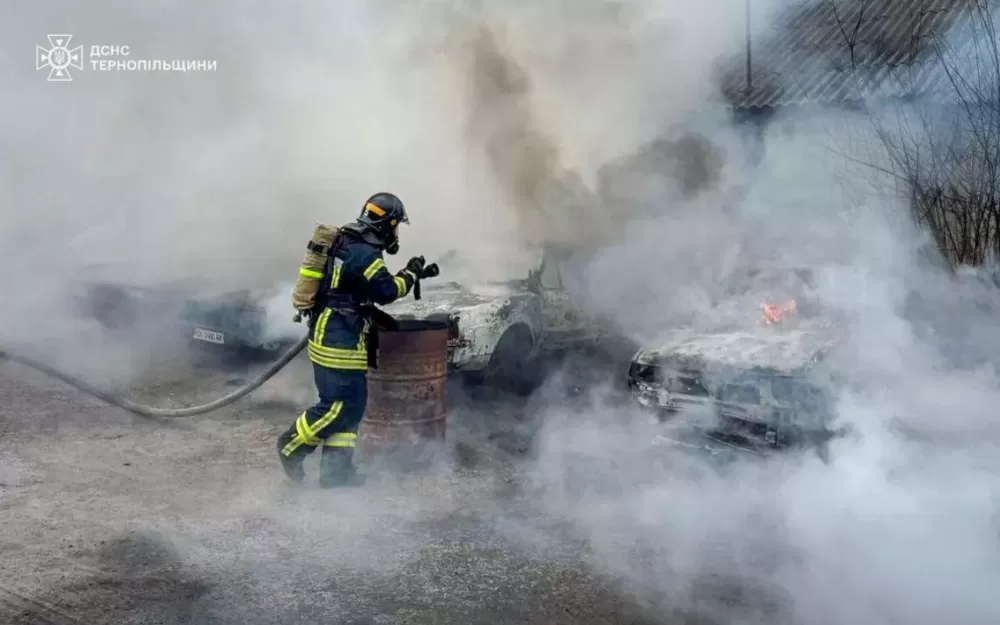 У Кременці горіли автомобілі: одна згоріла, три пошкоджені