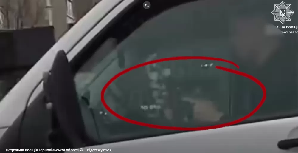 Телефон у руках і ремінь за спиною: у Тернополі зупинили водія за порушення ПДР