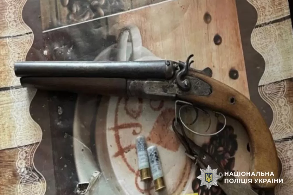 Обрізи, перероблені гвинтівки та боєприпаси: на Тернопільщині викрили чоловіка