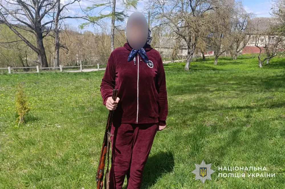 Постріли серед білого дня: на Тернопільщині жінку застали з рушницею в руках