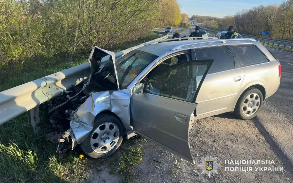 У Острові біля Тернополя водій Audi на швидкості влетів у відбійник