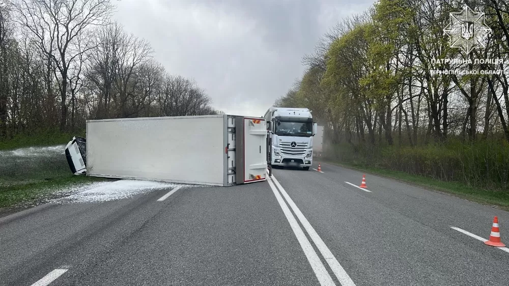Поблизу Зборова перекинулась фура і перекрила дорогу