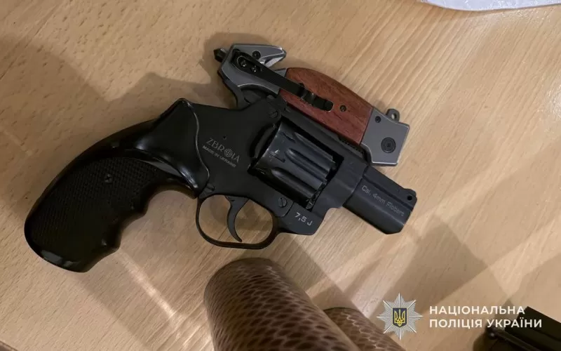 У Бережанах в закладі чоловік стріляв з пістолету