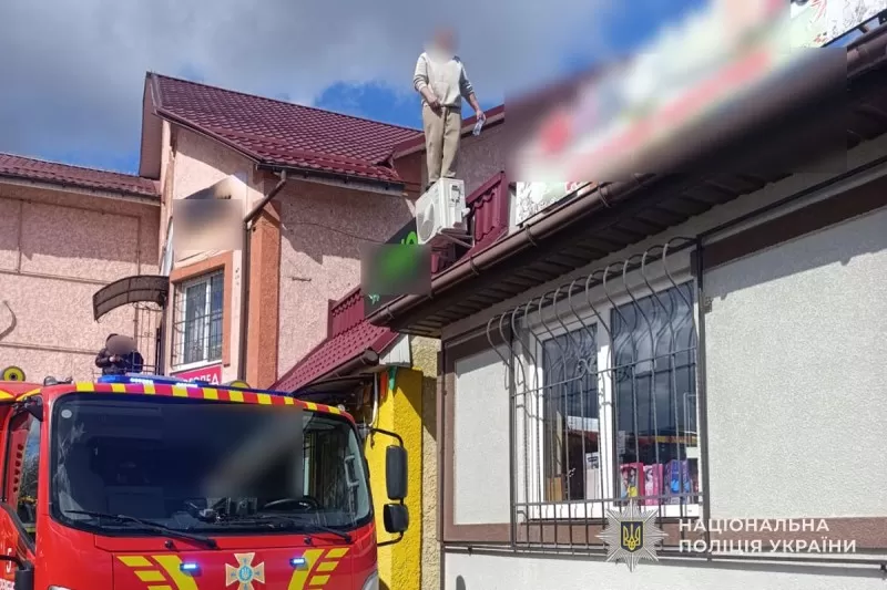 У Кременці чоловік виліз на дах магазину і погрожував стрибнути