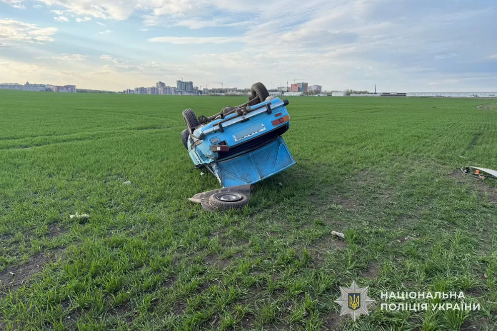 У Великих Гаях на польовій дорозі 14-річна водійка перекинула автомобіль з неповнолітніми друзями