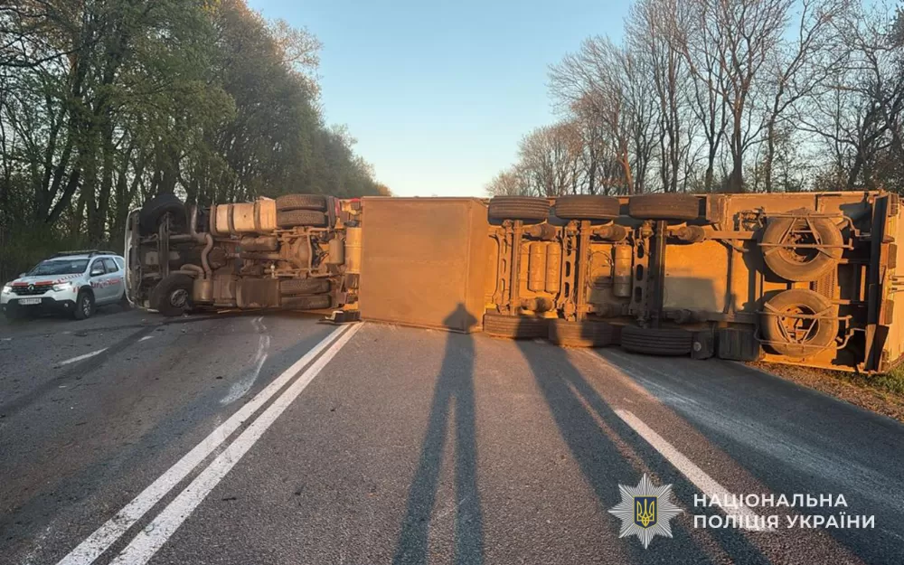 Біля Зборова перекинулась вантажівка "ДАФ"вантажівка "ДАФ"