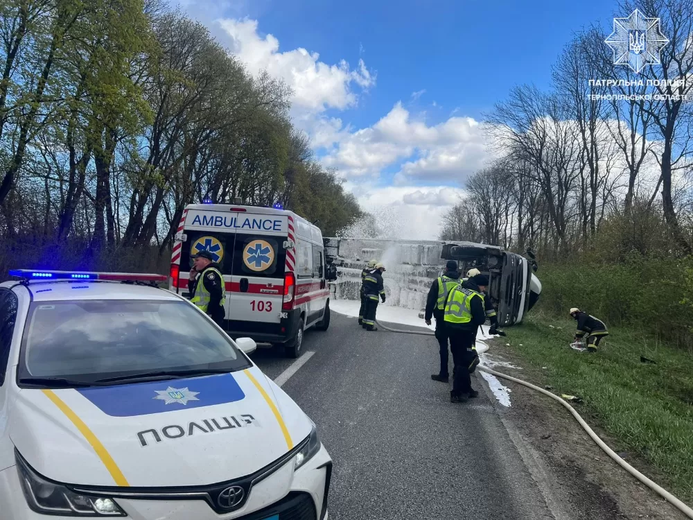 Поблизу Зборова перекинулась фура і перекрила дорогу