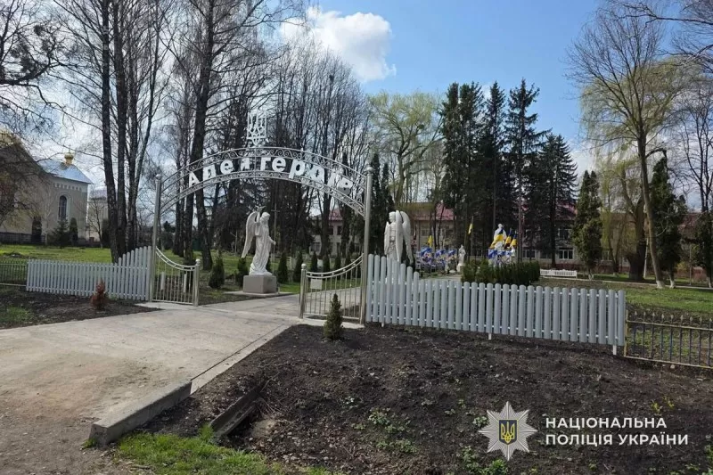 Розшукують особу, причетну до крадіжки дерев із Алеї Героїв у селі Яблунів на Чортківщині