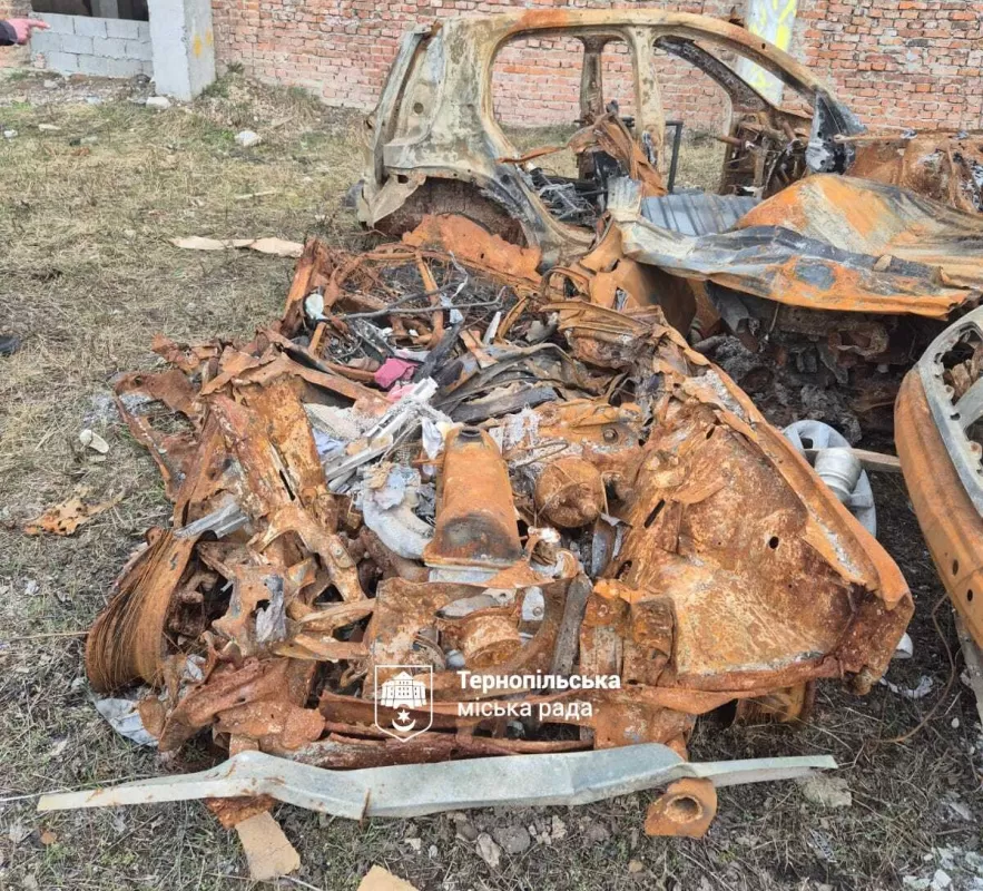 У Тернополі просять забрати автомобілі з Текстильної, які знищили росіяни