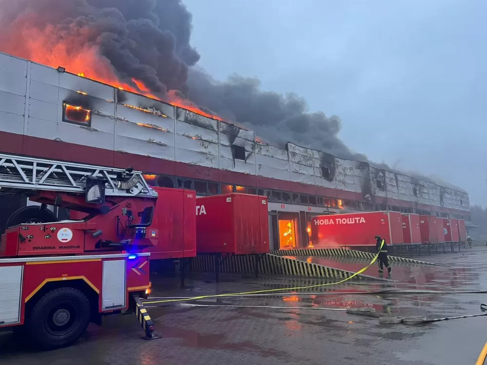 Пожежа у Луцьку після ворожих ударів: "Шахед" знищив термінал "Нової пошти"