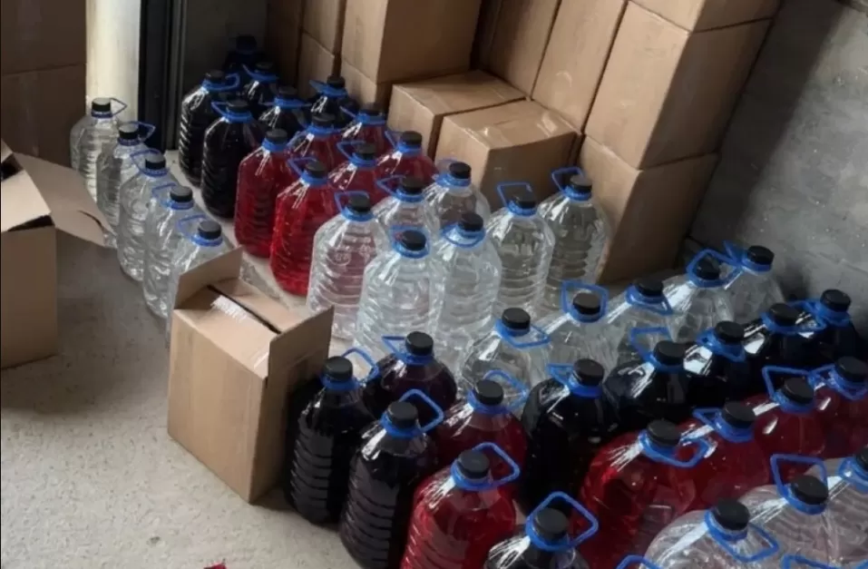 У Тернополі у підпільному складі розливали фальсифікований алкоголь в пляшки відомих брендів