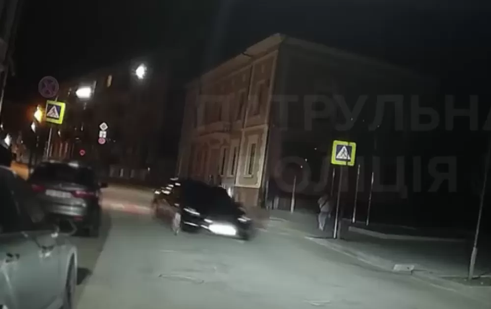 У Тернополі 22-річна водійка Tesla їхала без світла і "проти шерсті"