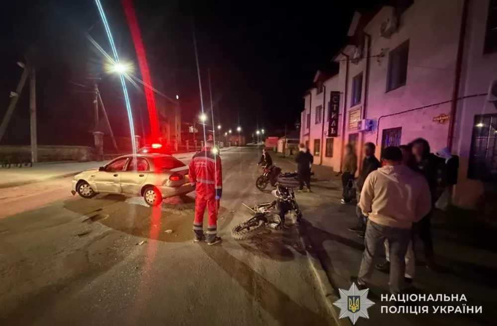 П’яне кермування у Збаражі: водій збив людей і влетів у припарковані мотоцикли