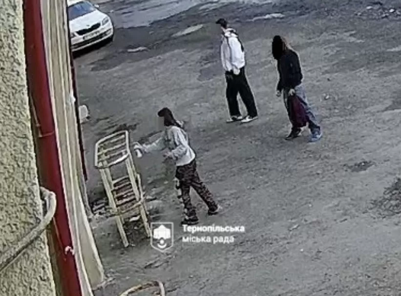 У Тернополі викрили порушників, які нанесли написи «графіті» на стіни стадіону