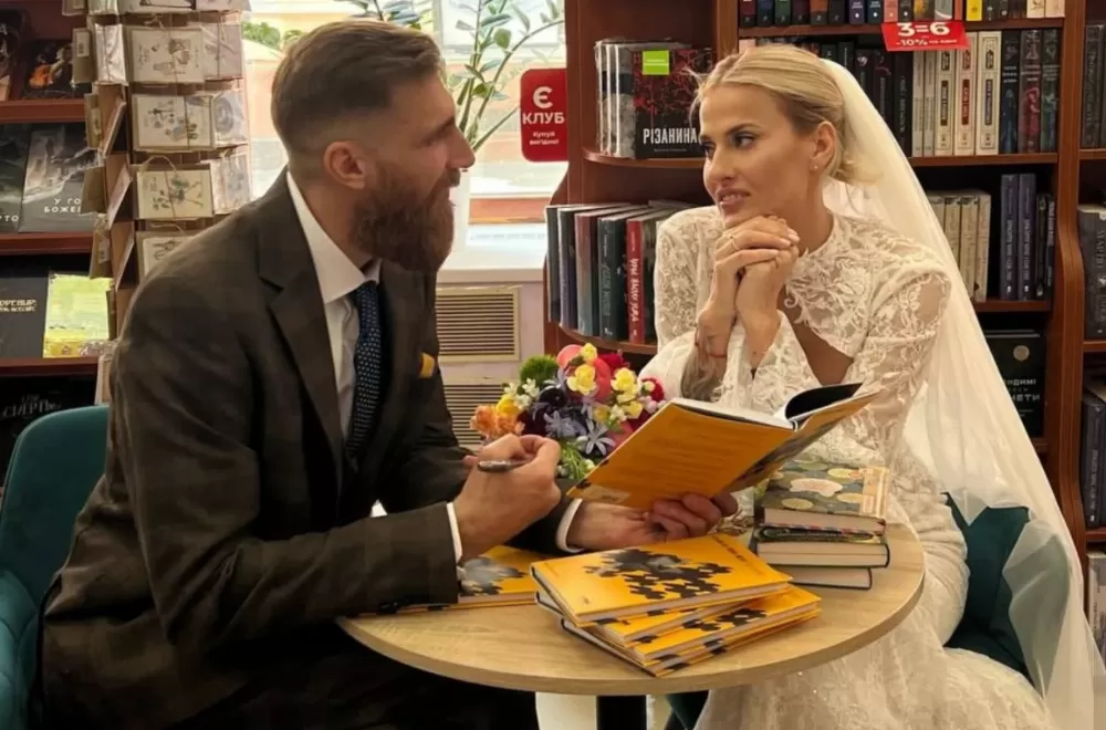 Відомий захисник Павло Вишебаба одружився і після весілля завітав до книгарні в Тернополі