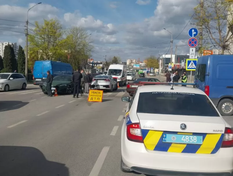 У Тернополі зіткнулися три авто: травмувалися водійка з дитиною