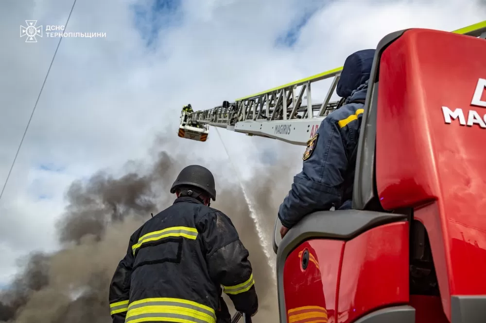 У Тернополі уже погасили пожежу після прильотів "Шахедів"