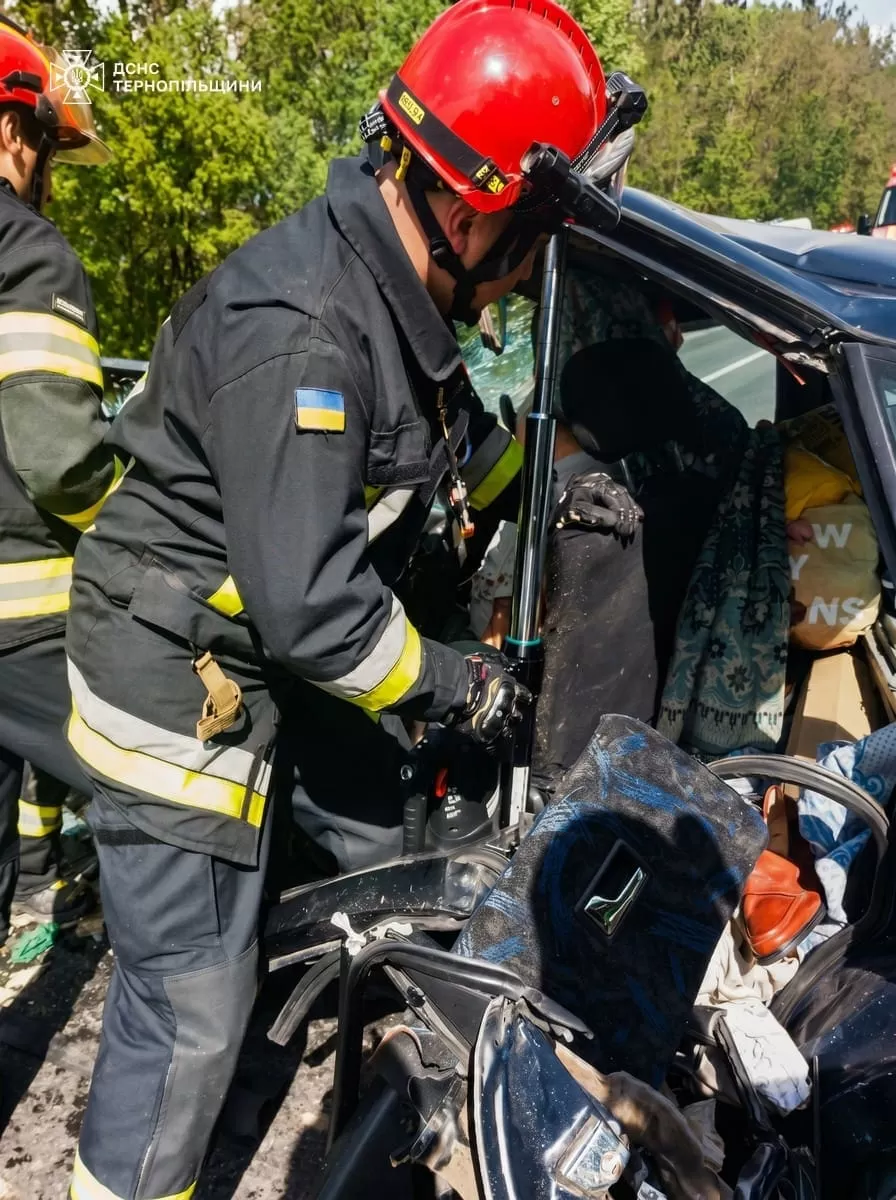 Смертельне зіткнення біля Тернополя: не розминулися Audi та вантажівка