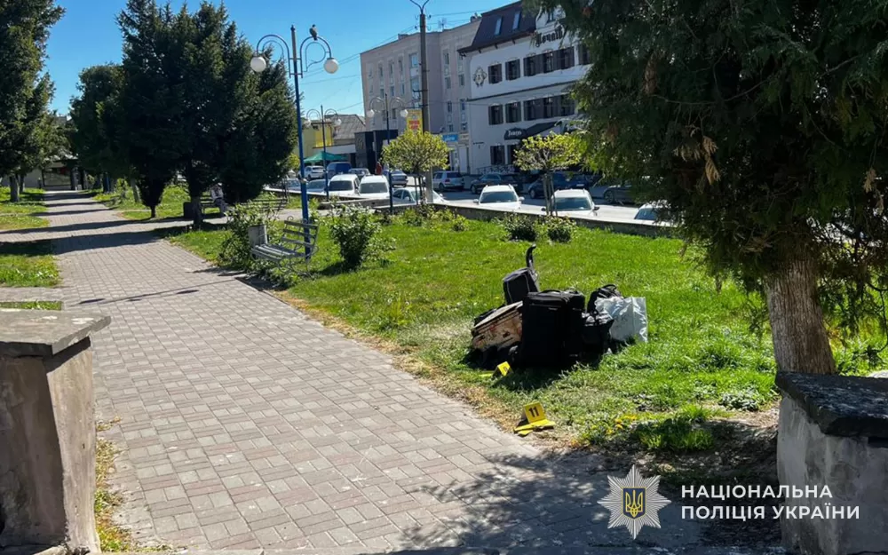 У центрі Почаєва чоловік підійшов до жінки і вдарив її ножем