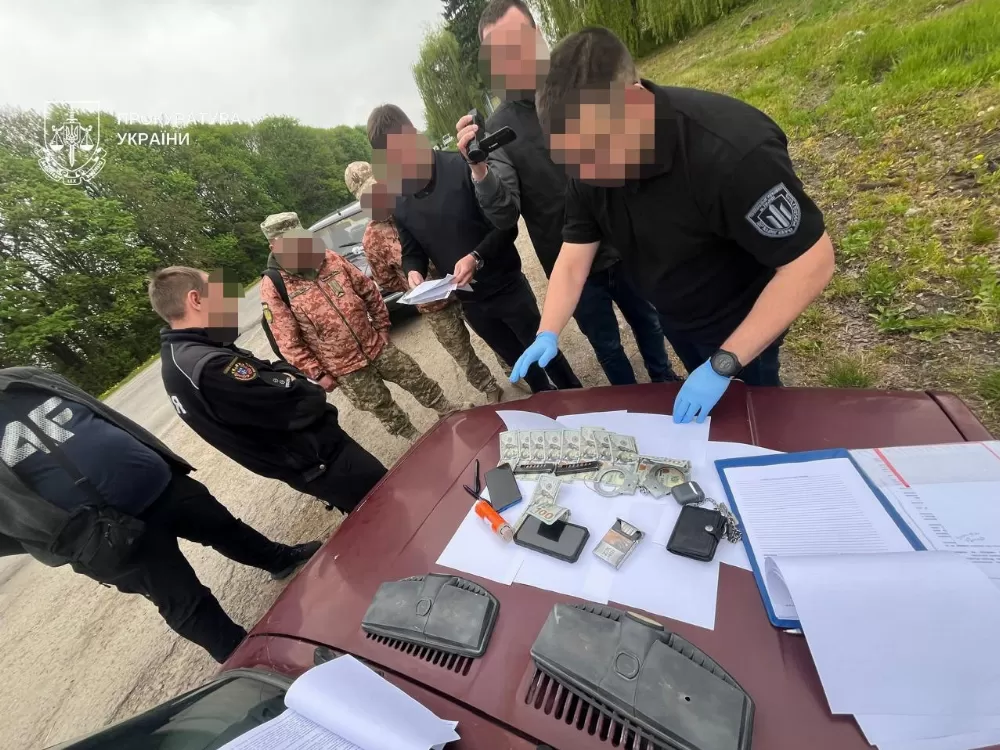 На Тернопільщині поліцейський вимагав 1200 доларів у рятувальника