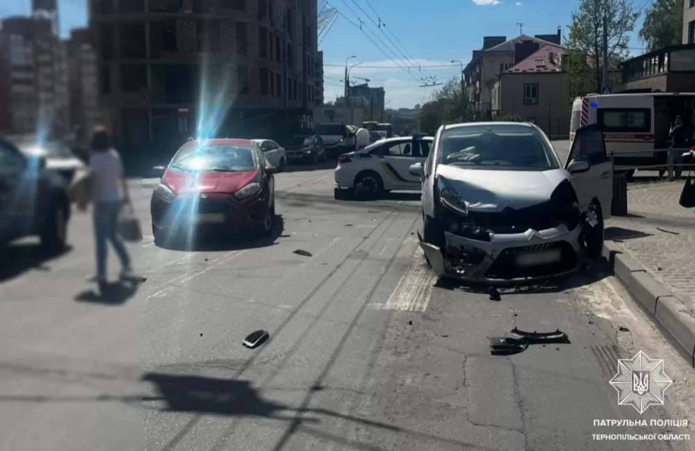 Аварія на Збаразькій з травмованими: рух тролейбусів змінений