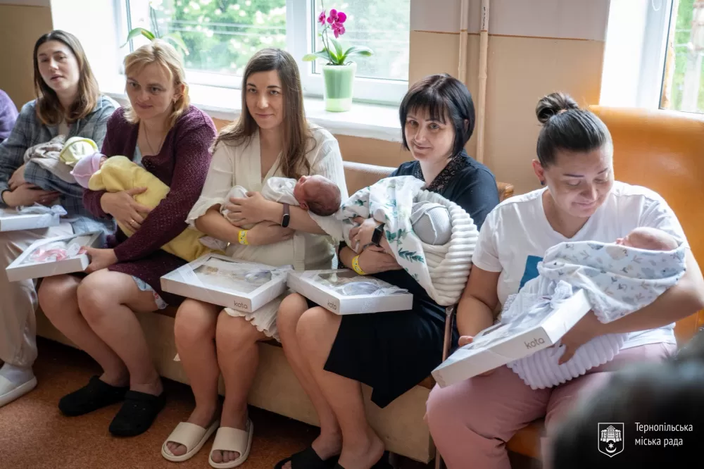 У Тернополі новонароджені малюки отримали свої перші вишиванки