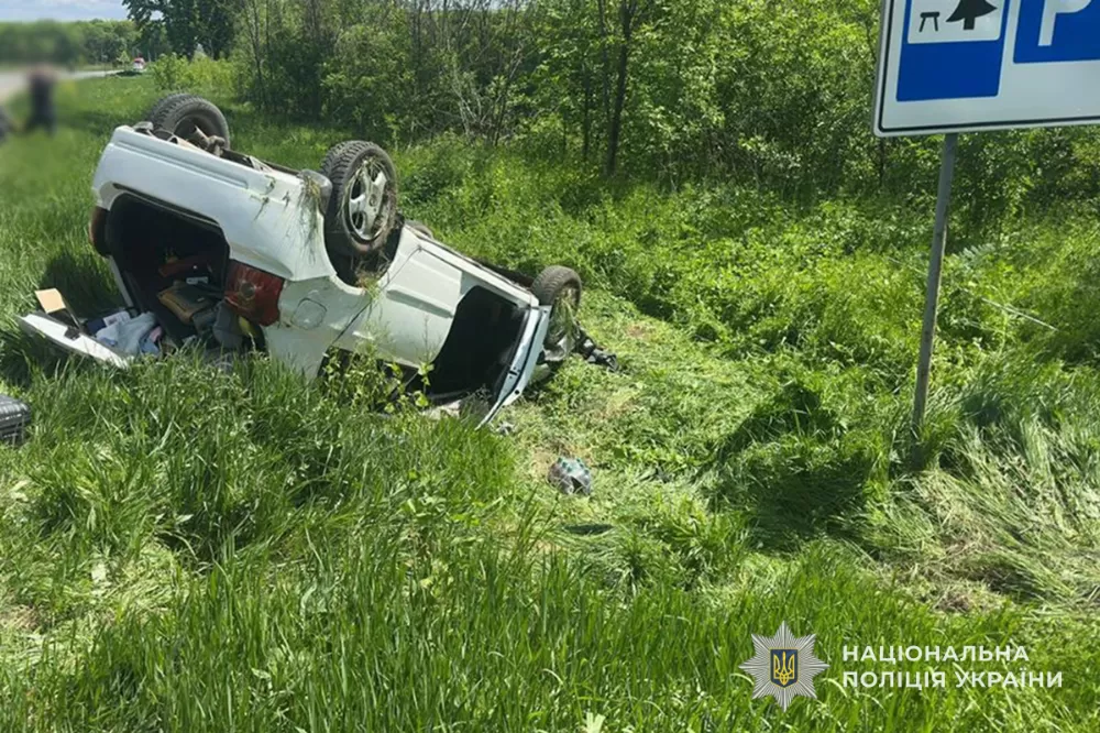 На Тернопільщині під час обгону перекинулась Toyota: постраждало немовля