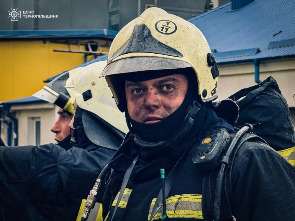Герої поруч: ДСНС оприлюднила фото рятувальників, які гасили пожежі після атаки на Тернопіль