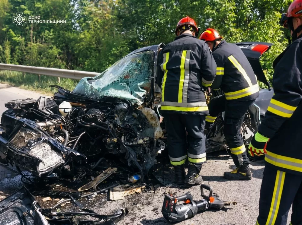 Смертельне зіткнення біля Тернополя: не розминулися Audi та вантажівка