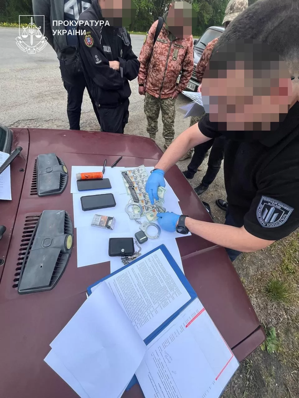 На Тернопільщині поліцейський вимагав 1200 доларів у рятувальника