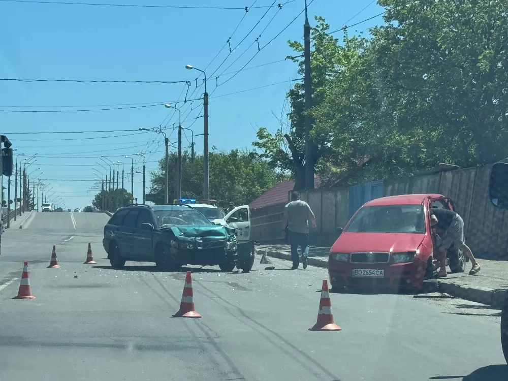 У Тернополі зіткнулися дві автівки, є травмовані