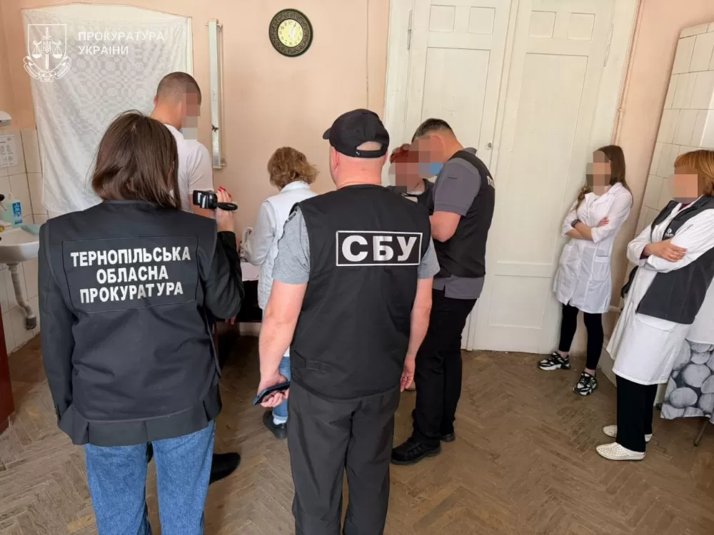 У Тернополі затримали лікарку та спільників, які продавали фіктивний діагноз туберкульозу за 4000 євро