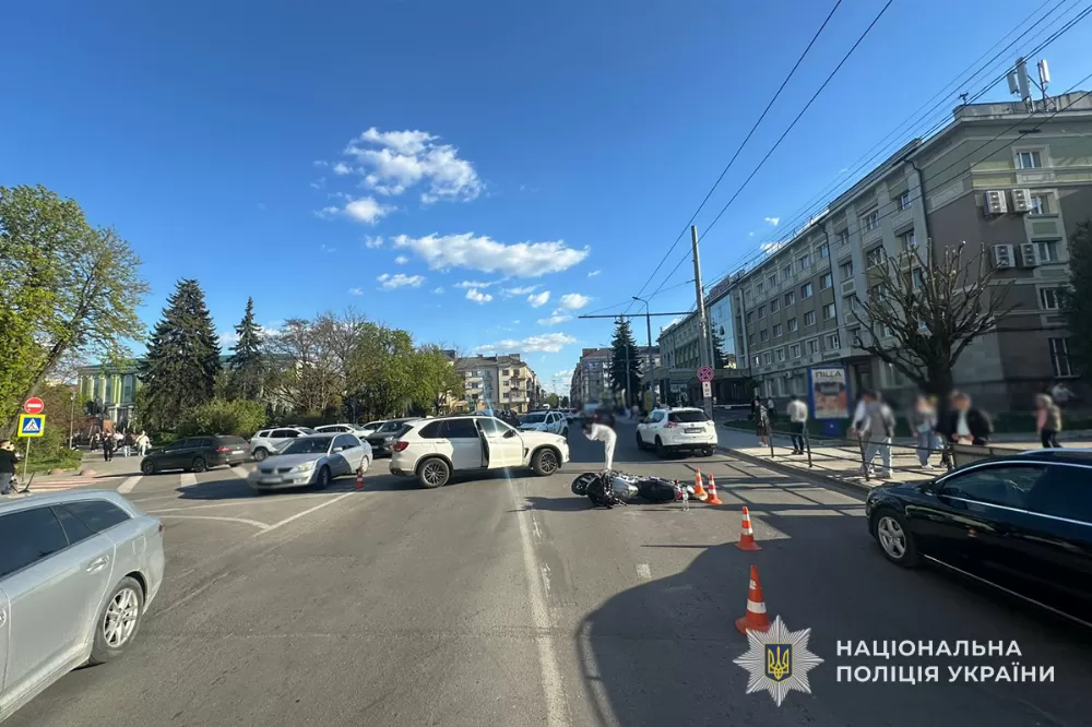 У Тернополі водій на "БМВ Х5" в'їхав у мотоцикліста