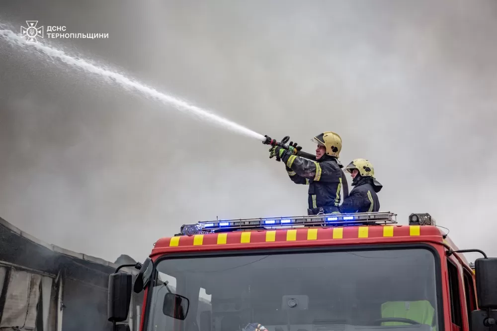 У Тернополі уже погасили пожежу після прильотів “Шахедів” (ФОТО, ВІДЕО)