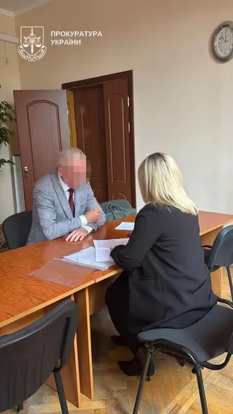 Премії, надбавки й зарплата «мертвим душам»: директора коледжу на Тернопільщині підозрюють у масштабних зловживаннях