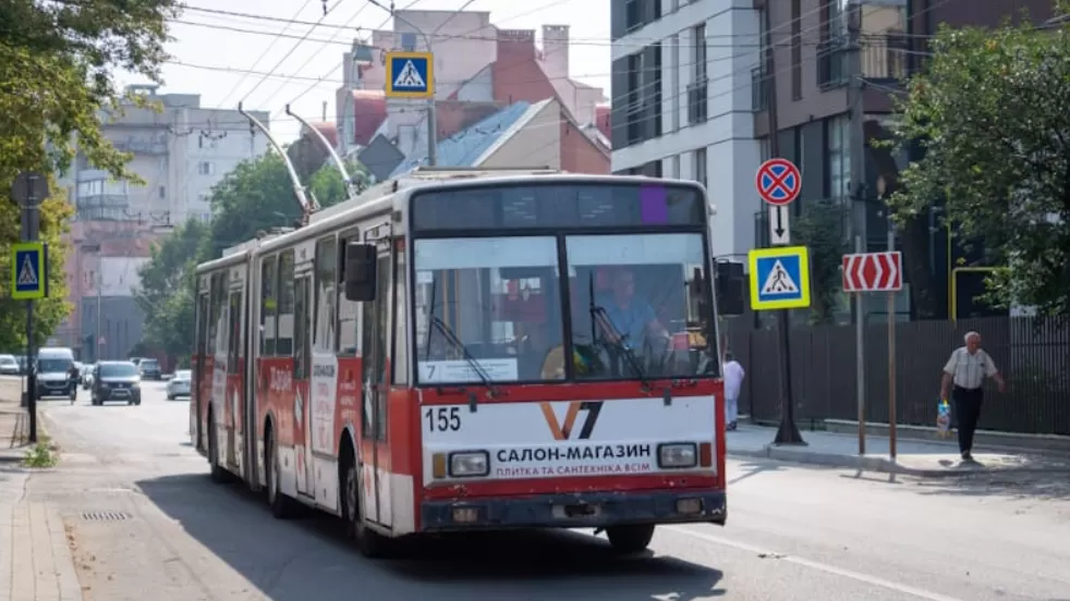У Тернополі через ворожу атаку змінили рух транспорту: йде ліквідація наслідків