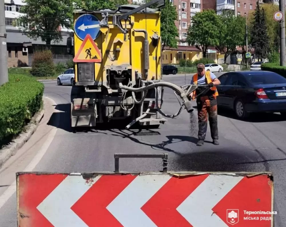 У Тернополі в районі Старого парку ямковий ремонт