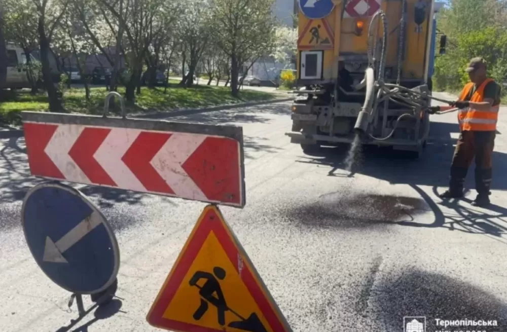У Тернополі в районі Старого парку ямковий ремонт