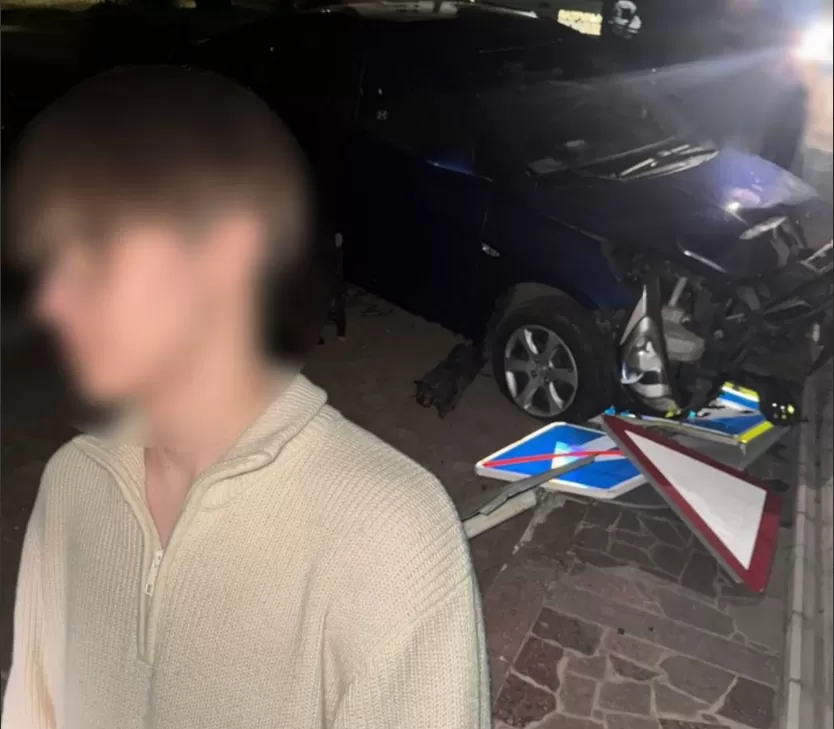 У Тернополі п'яний хлопець на авто влетів у знак і будівлю