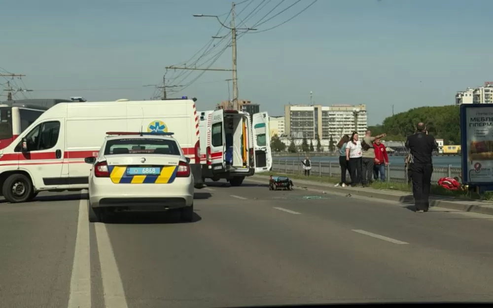У Тернополі на дамбі мотоцикліст влетів у авто швидко