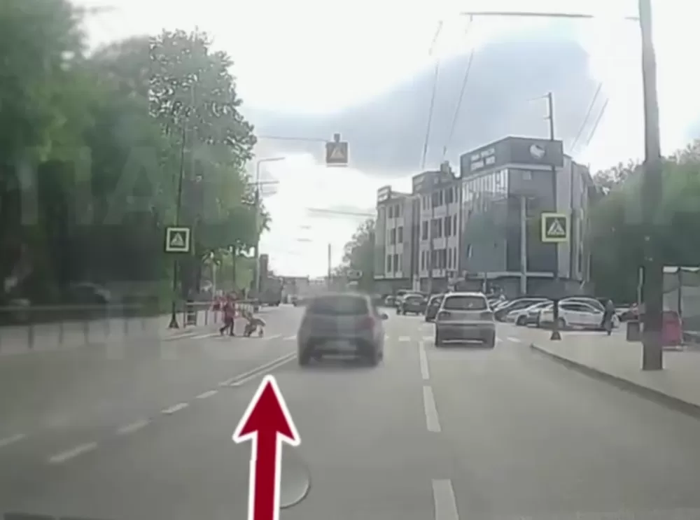 У Тернополі водій Renault не пропустив маму з візком і дитиною на переході